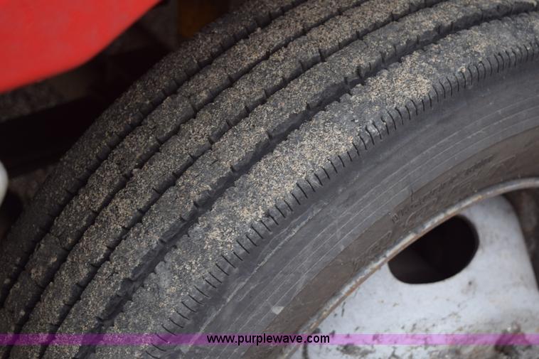 image for item I8591 1999 Ford F550 Super Duty XLT Crew Cab flatbed truck