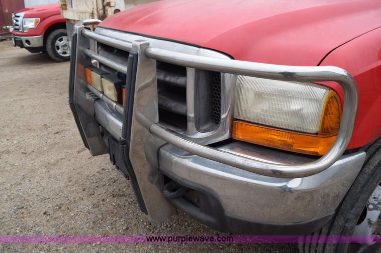 image for item I8591 1999 Ford F550 Super Duty XLT Crew Cab flatbed truck