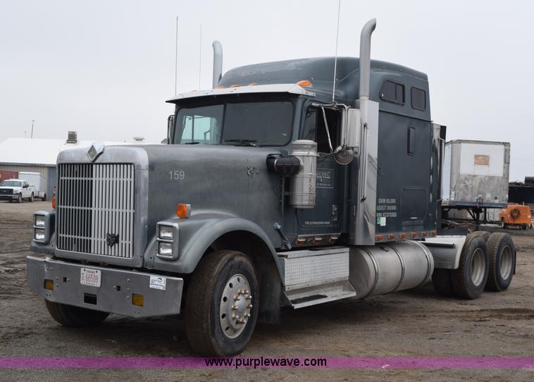 image for item I8592 1999 International 9300 semi truck