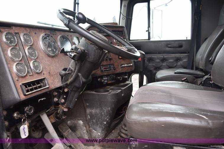 image for item I8592 1999 International 9300 semi truck