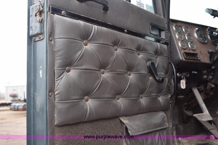 image for item I8592 1999 International 9300 semi truck