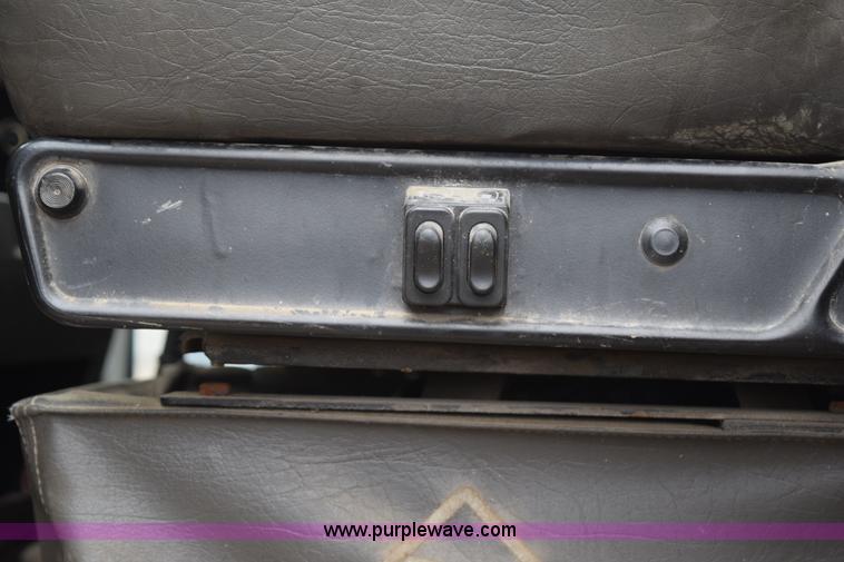 image for item I8592 1999 International 9300 semi truck