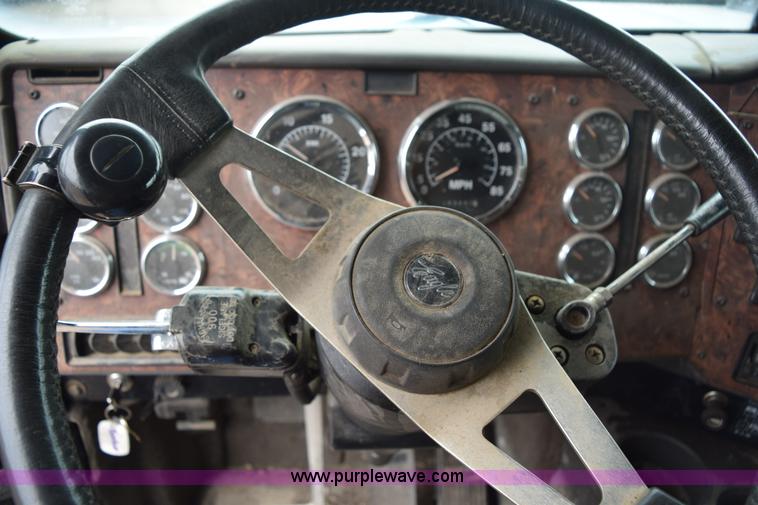 image for item I8592 1999 International 9300 semi truck