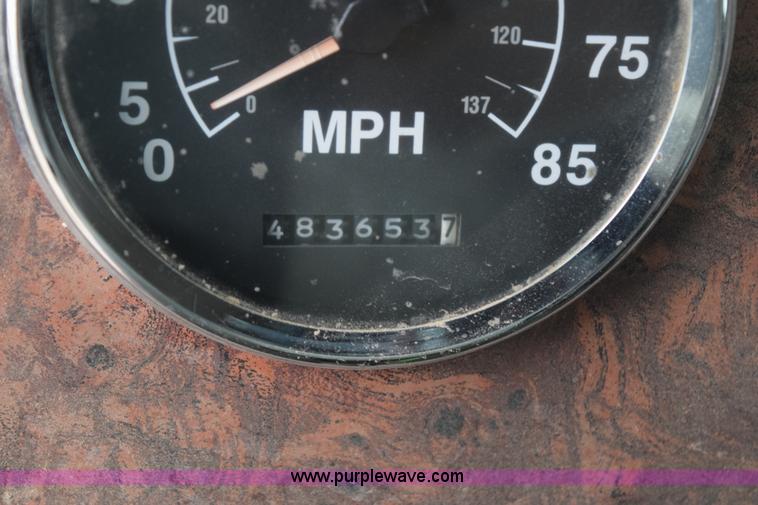 image for item I8592 1999 International 9300 semi truck