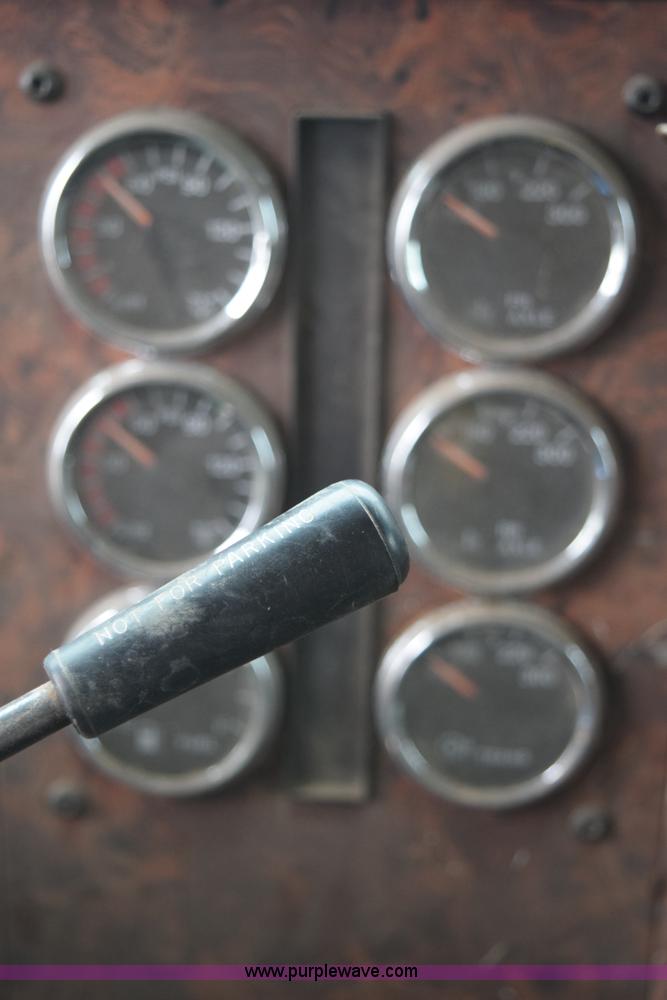 image for item I8592 1999 International 9300 semi truck