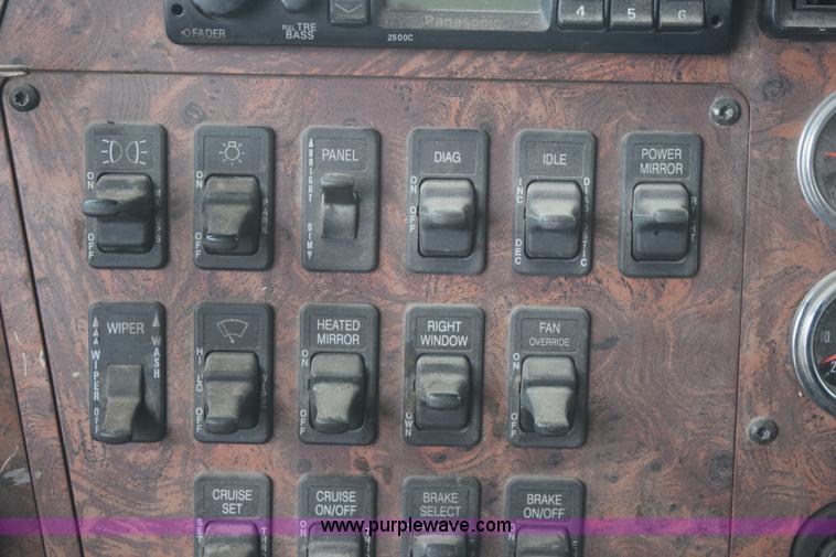 image for item I8592 1999 International 9300 semi truck