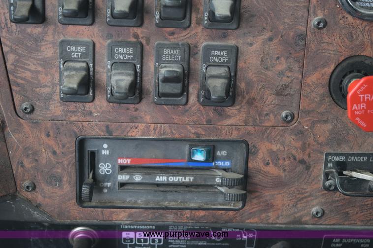 image for item I8592 1999 International 9300 semi truck