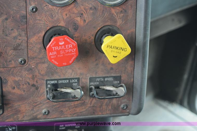 image for item I8592 1999 International 9300 semi truck