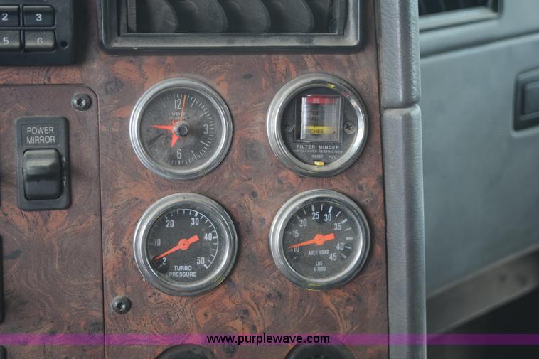 image for item I8592 1999 International 9300 semi truck