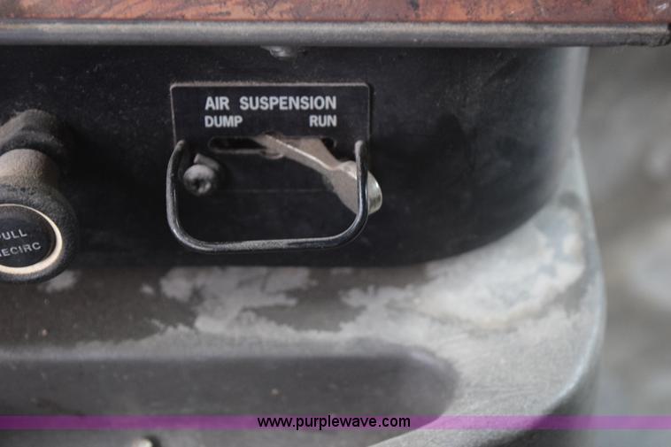 image for item I8592 1999 International 9300 semi truck