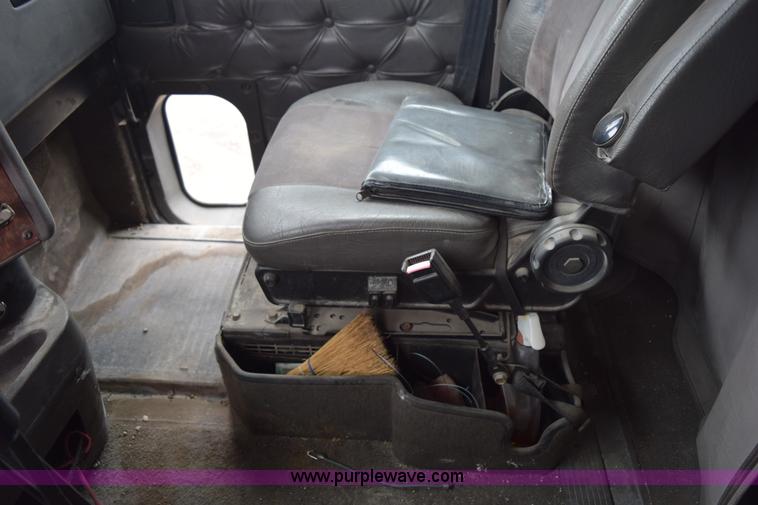 image for item I8592 1999 International 9300 semi truck