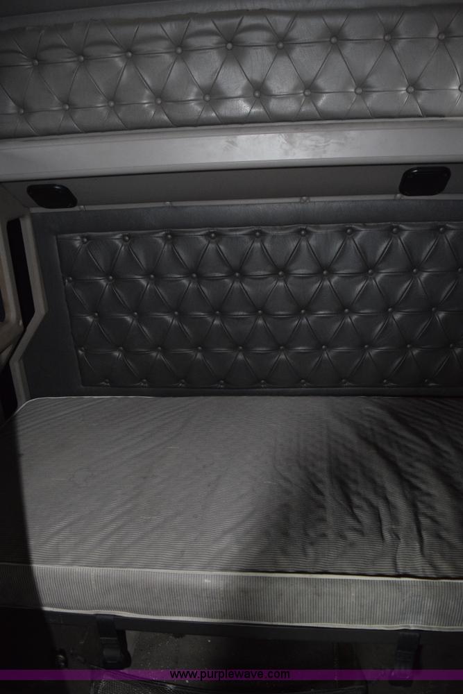 image for item I8592 1999 International 9300 semi truck