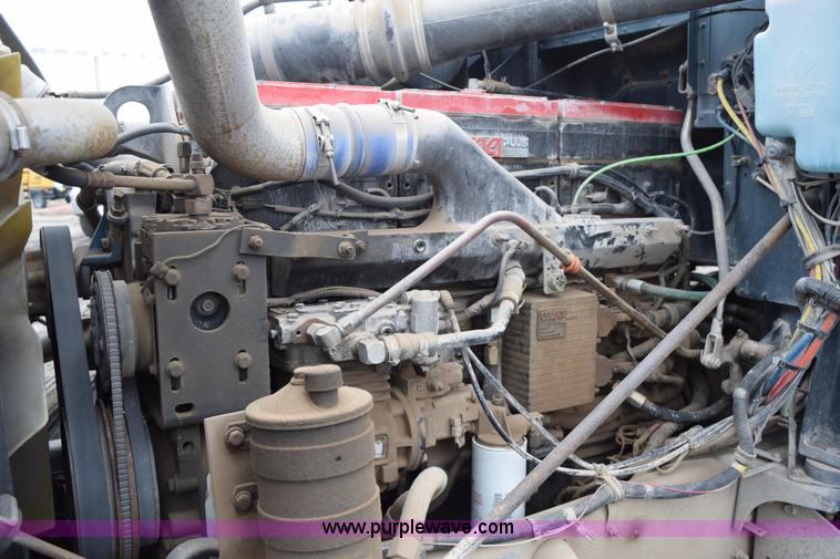 image for item I8592 1999 International 9300 semi truck