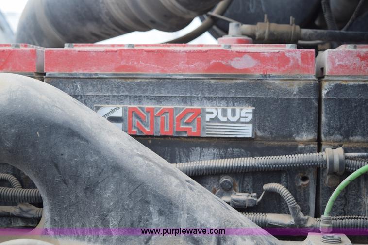 image for item I8592 1999 International 9300 semi truck