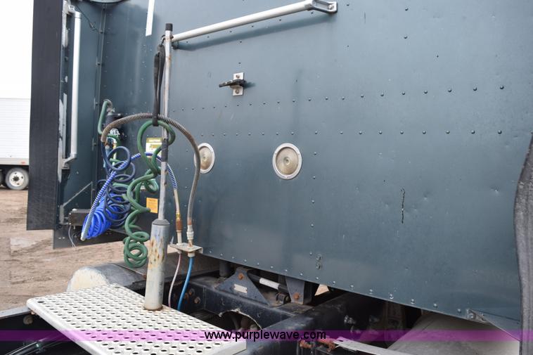 image for item I8592 1999 International 9300 semi truck