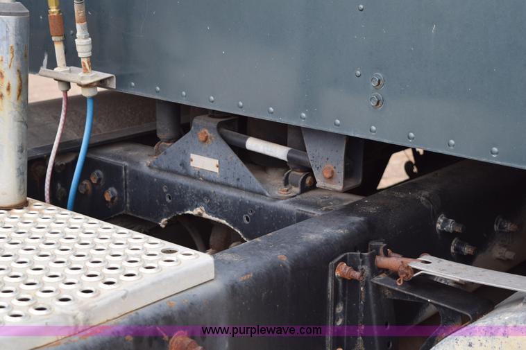 image for item I8592 1999 International 9300 semi truck