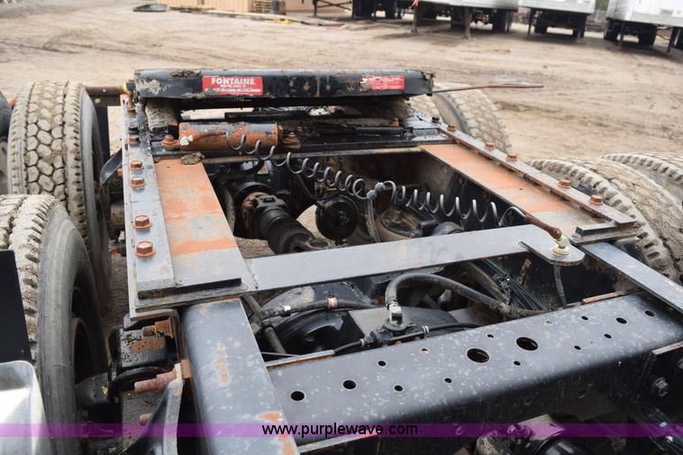 image for item I8592 1999 International 9300 semi truck