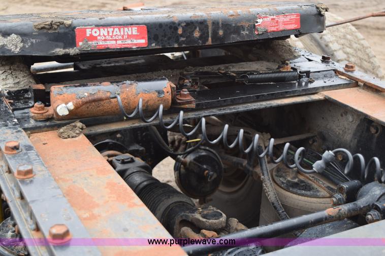 image for item I8592 1999 International 9300 semi truck