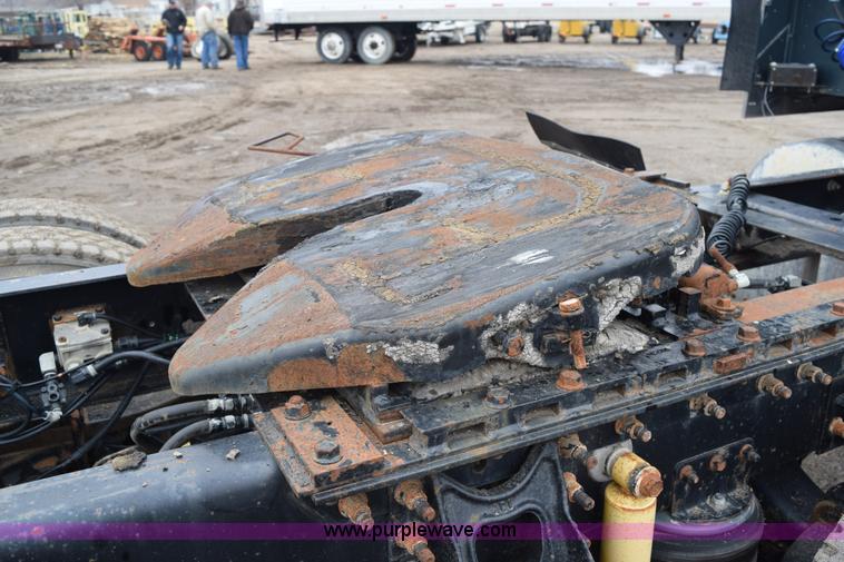 image for item I8592 1999 International 9300 semi truck