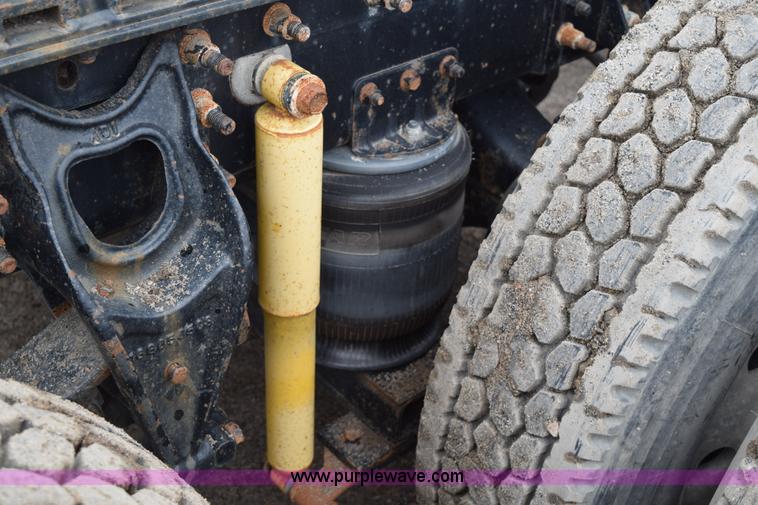 image for item I8592 1999 International 9300 semi truck