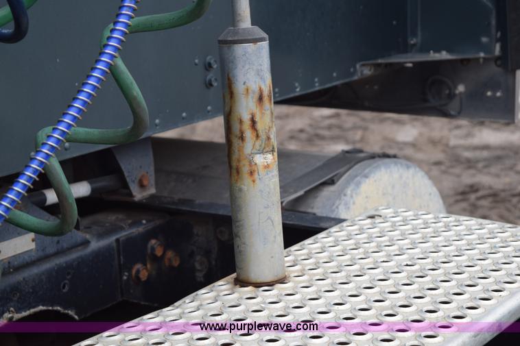 image for item I8592 1999 International 9300 semi truck