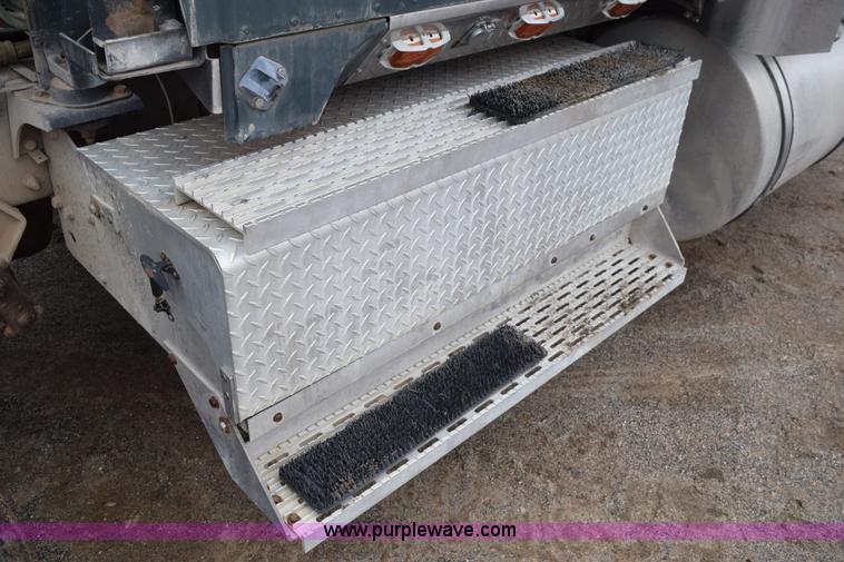 image for item I8592 1999 International 9300 semi truck