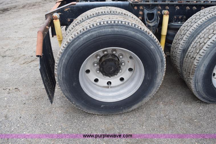 image for item I8592 1999 International 9300 semi truck