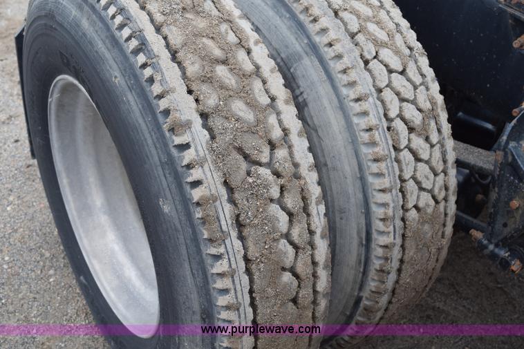 image for item I8592 1999 International 9300 semi truck