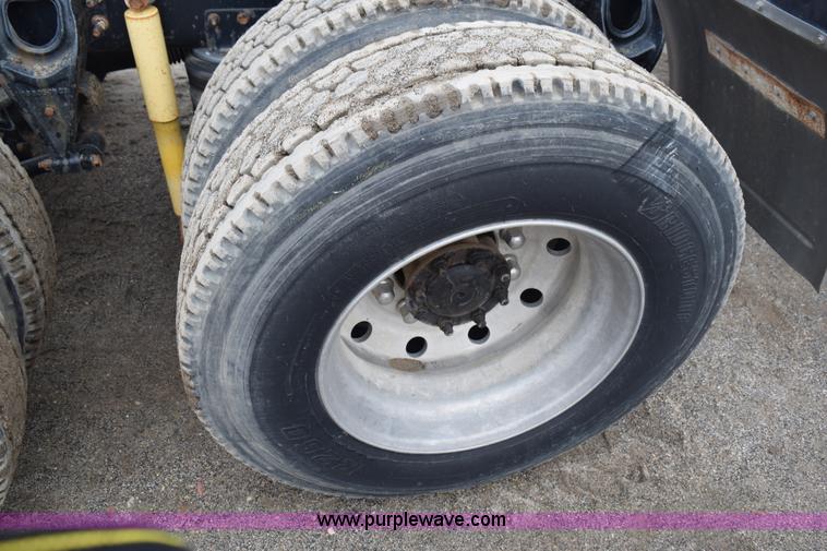 image for item I8592 1999 International 9300 semi truck