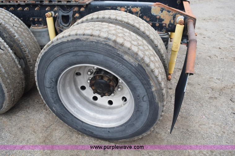 image for item I8592 1999 International 9300 semi truck