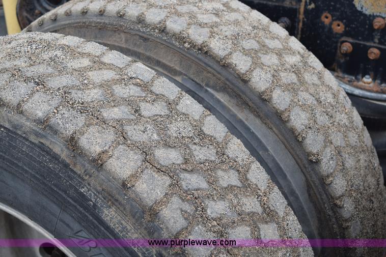 image for item I8592 1999 International 9300 semi truck