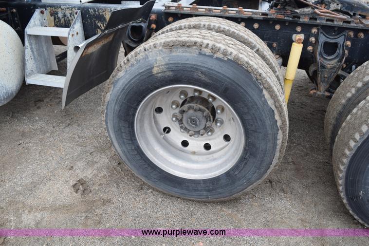 image for item I8592 1999 International 9300 semi truck