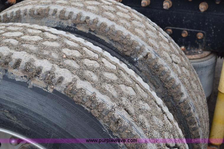 image for item I8592 1999 International 9300 semi truck