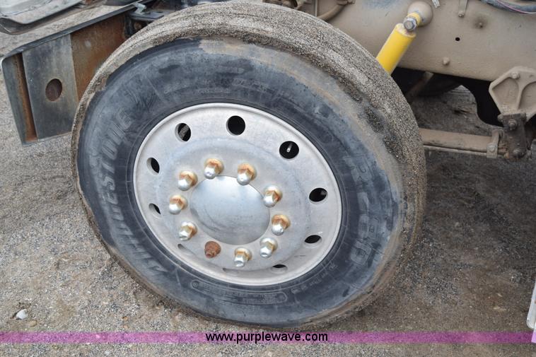 image for item I8592 1999 International 9300 semi truck