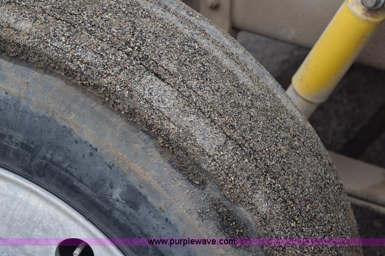 image for item I8592 1999 International 9300 semi truck