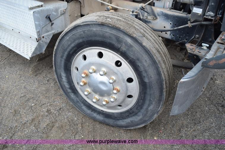 image for item I8592 1999 International 9300 semi truck