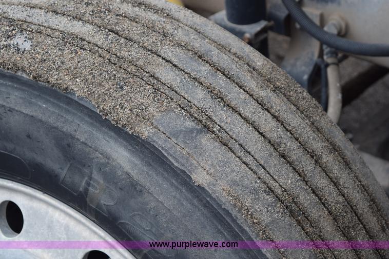 image for item I8592 1999 International 9300 semi truck