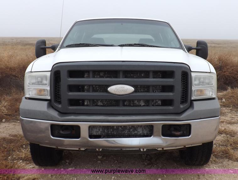 image for item K3079 2005 Ford F250 Super Duty XL Crew Cab pickup truck
