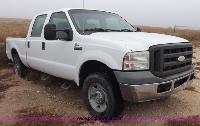 image for item K3079 2005 Ford F250 Super Duty XL Crew Cab pickup truck