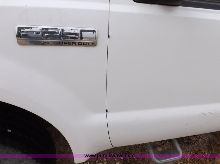 image for item K3079 2005 Ford F250 Super Duty XL Crew Cab pickup truck