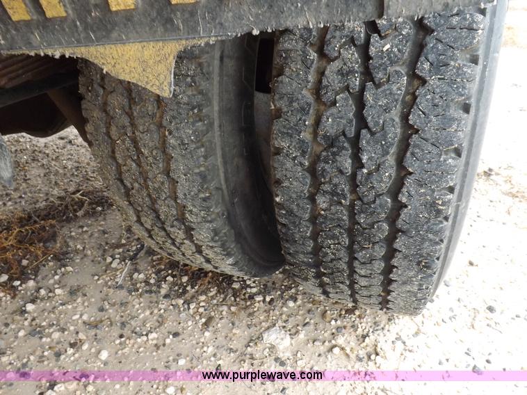 image for item K3081 2007 Ford F350 Super Duty XL flatbed pickup truck