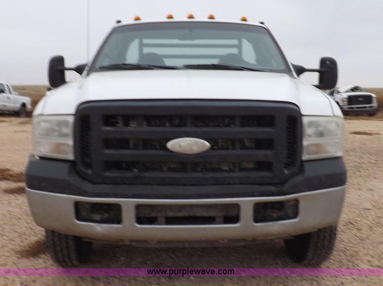 image for item K3082 2007 Ford F350 Super Duty XL flatbed pickup truck
