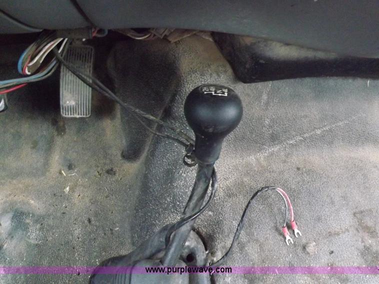 image for item K3082 2007 Ford F350 Super Duty XL flatbed pickup truck