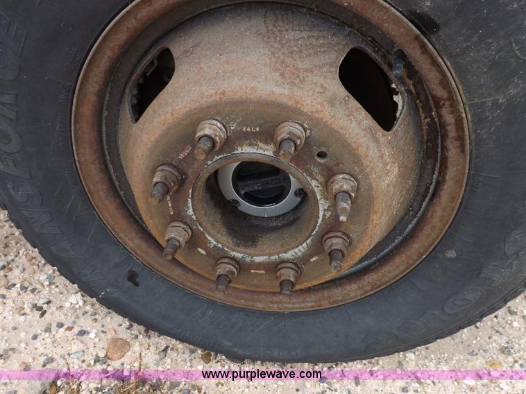 image for item K3082 2007 Ford F350 Super Duty XL flatbed pickup truck