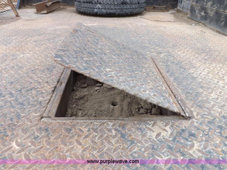 image for item K3082 2007 Ford F350 Super Duty XL flatbed pickup truck