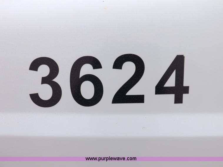 image for item K3082 2007 Ford F350 Super Duty XL flatbed pickup truck