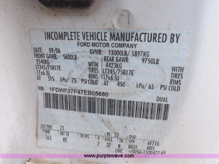 image for item K3082 2007 Ford F350 Super Duty XL flatbed pickup truck