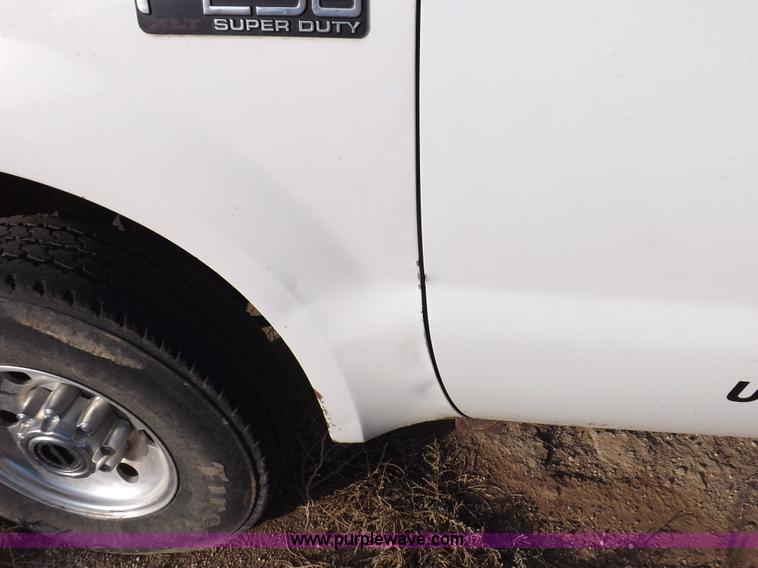 image for item K3092 2004 Ford F250 Super Duty XLT SuperCab pickup truck