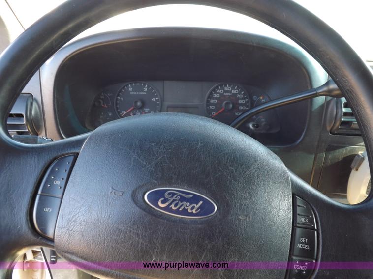 image for item K3099 2005 Ford F250 Super Duty XL Crew Cab pickup truck