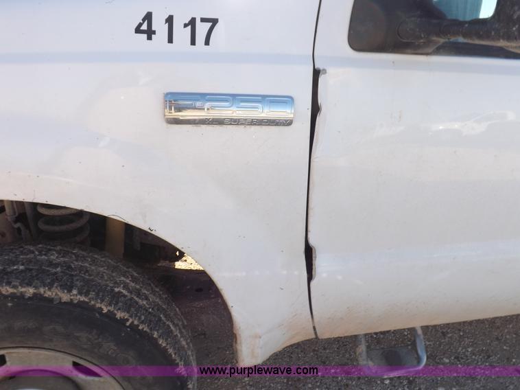 image for item K3101 2005 Ford F250 Super Duty XL Crew Cab pickup truck